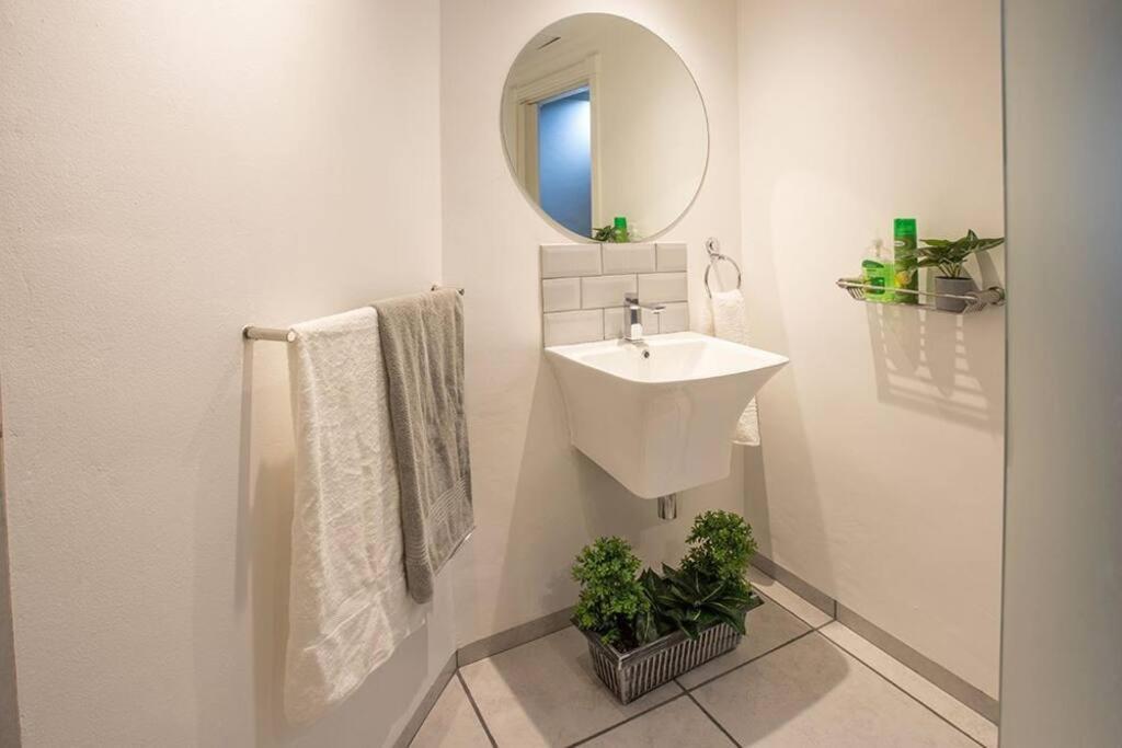 2 Sleeper Stylish Sanctuary Apartment เดอร์บัน ภายนอก รูปภาพ